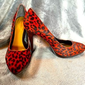 New Nine West faux fur leopard heels! Size 6.5